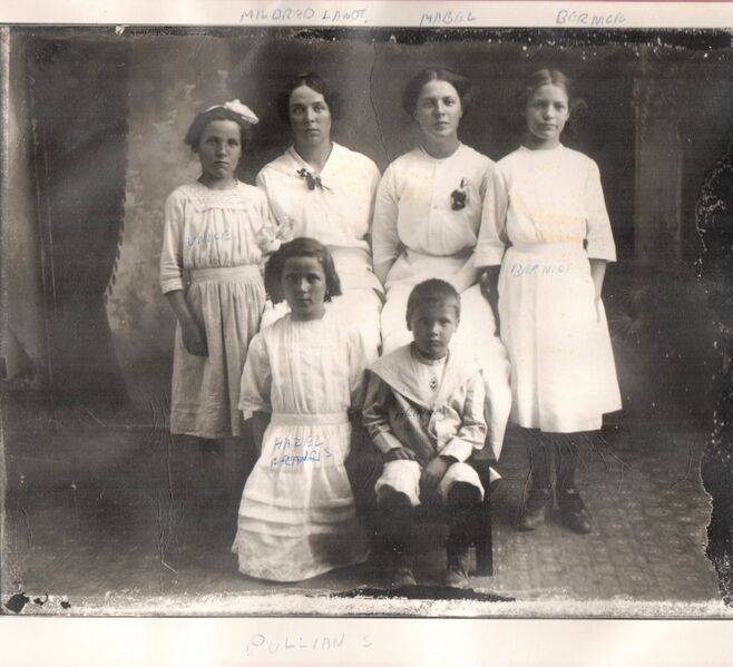 File:1913-rml-0209-pulliam-family-mildred-pulliam-landt.jpg