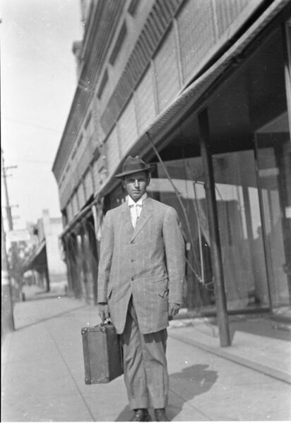 File:1905-1915-otto-0295-man-on-street-with-suit-case-1600.jpg