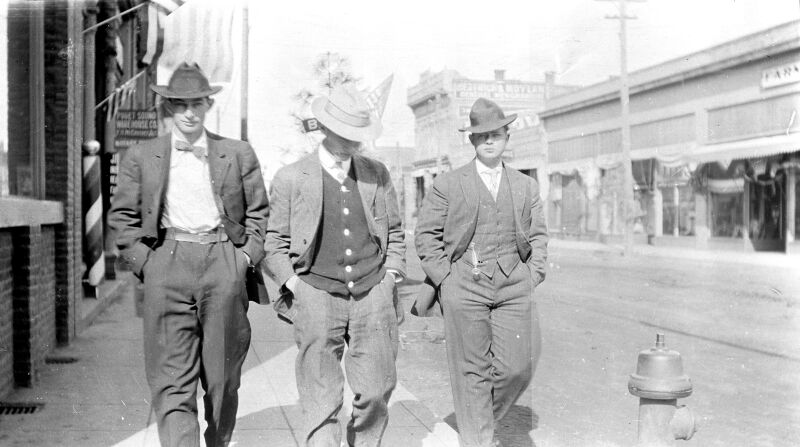 File:1905-1915-otto-0207-three-young-men-street-1600.jpg