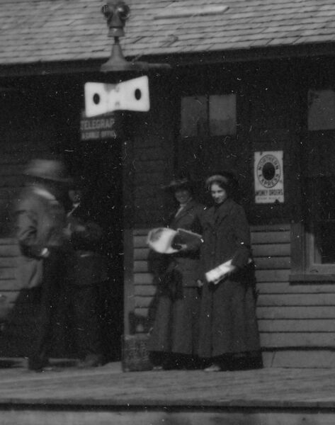 File:1890-1905-cap-053b-reardan-depot-center-platform-1600.jpg