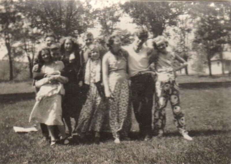 File:1933-1936-rml-0315d-young-people-on-lawn-1600.jpg
