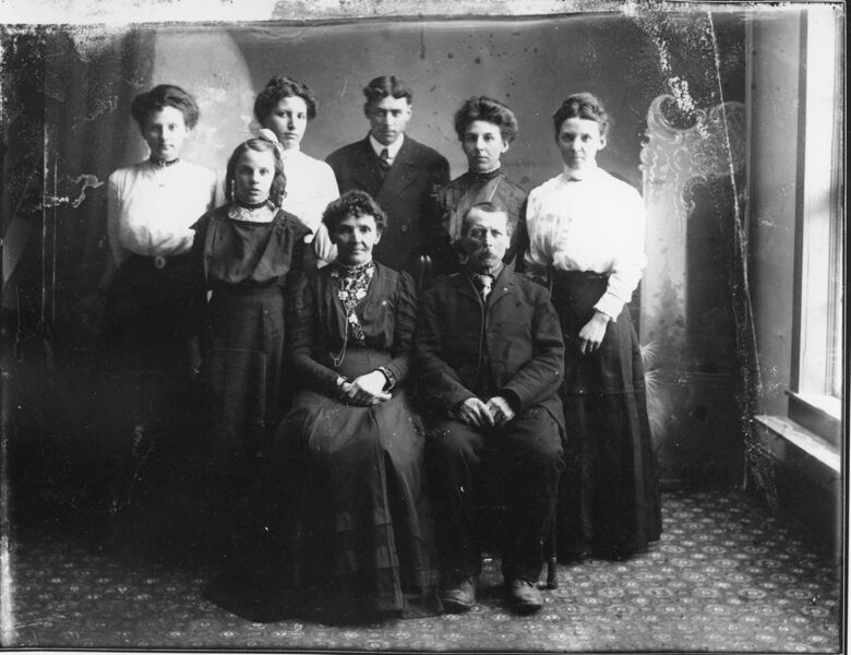 File:1900-cap-062-hartman-family-1600.jpg