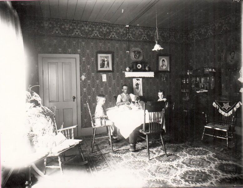 File:0000-rml-0215b-unknown-family-in-kitchen.jpg