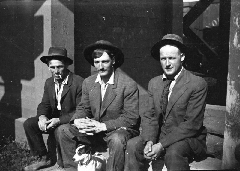 File:1905-1915-otto-0164-three-men-on-stoop-1600.jpg