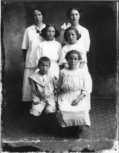 File:1914-cap-058-pulliam-family-1600.jpg