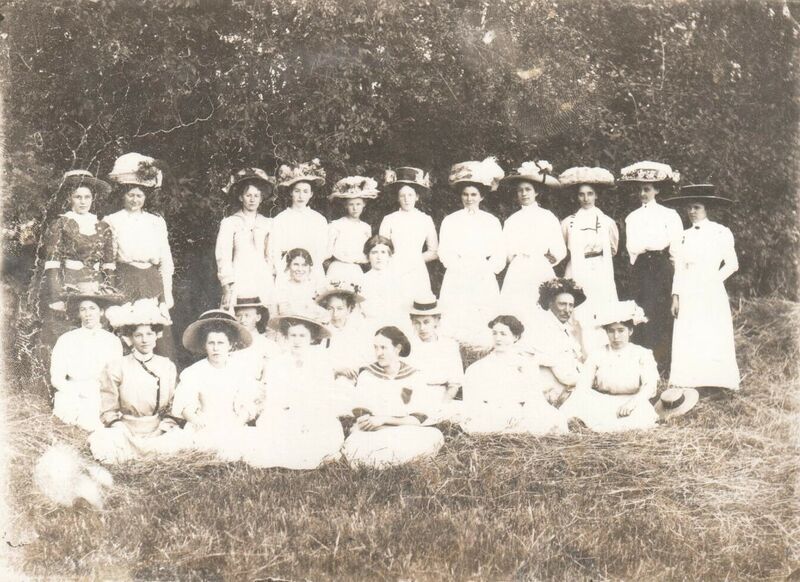 File:1913-rml-0228a-elizabeth-raymer-and-other-ladies.jpg