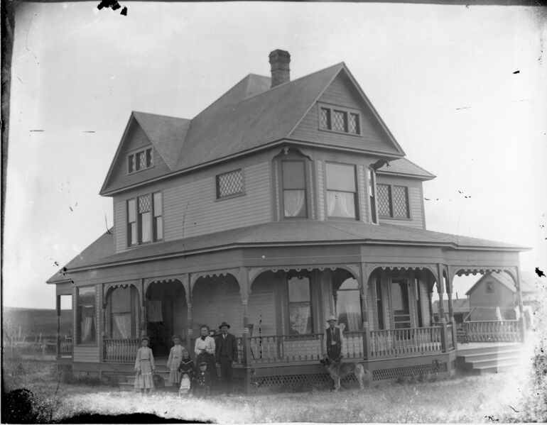 File:1900-cap-043-house-and-family-1600.jpg