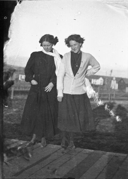 File:1905-1915-otto-0321-two-young-ladies-on-boardwalk-1600.jpg