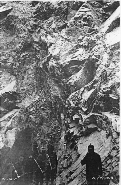 File:1913-10-21-llt-0048-pick-ax-crew-possibly-east-end-crescent-dam-1600.jpg