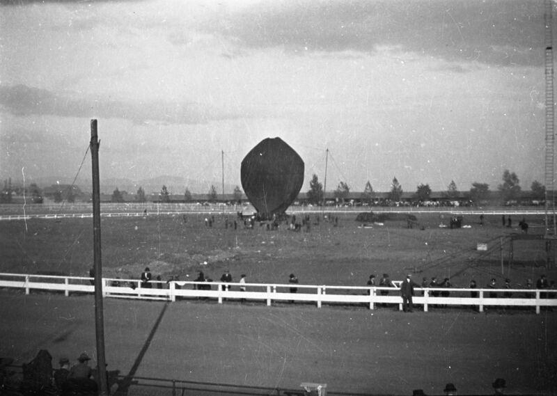 File:1905-1915-otto-0163-balloon-in-race-track-infield-1600.jpg