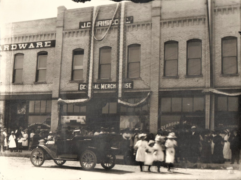 File:1918-rml-0135a-driscolls-hardware-reardan-exchange-bank-stevenson-block-broadway-mule-day.png