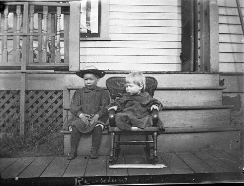 File:1905-1915-otto-0286-two-kids-on-steps-1600.jpg