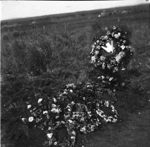 File:1905-1915-otto-0095-wreaths-on-grave-evelyn-ferch-question-1908-1600.jpg