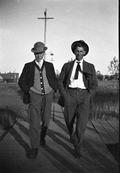 File:1905-1915-otto-0320-two-young-men-on-boardwalk-1600.jpg