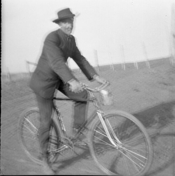 File:1905-1915-otto-0134-man-bike-blurred-1600.jpg