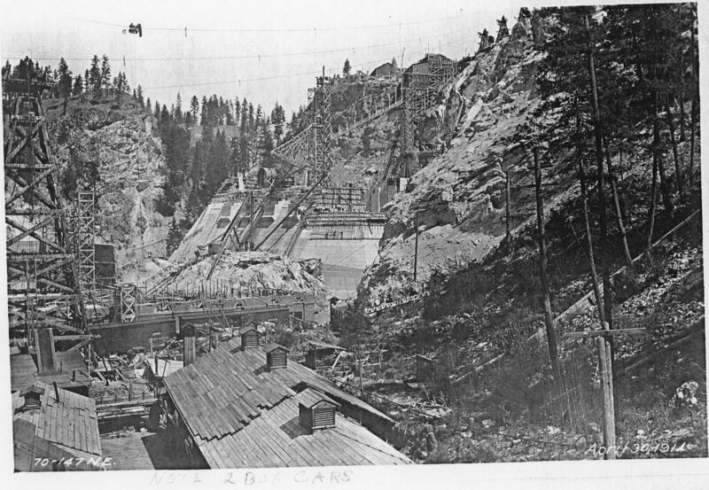 File:1914-04-30-llt-0088-placement-penstock-over-power-house-two-box-cars-1600.jpg