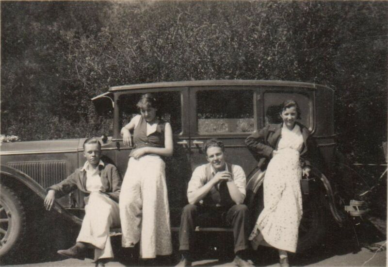 File:1933-1936-rml-0315a-four-young-people-by-car-1600.jpg