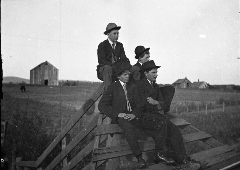 File:1905-1915-otto-0319-four-young-men-on-rr-crossing-gate-1600.jpg