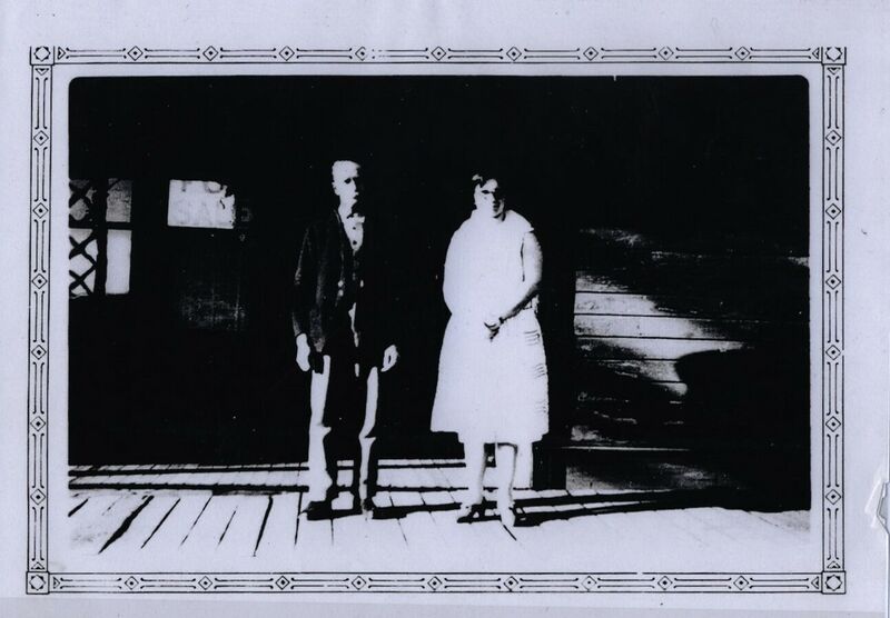File:1915-1926-rml-0244-geralyn-stanbeck-and-alberts-wife-in-front-of-empire-hotel-1600.jpg