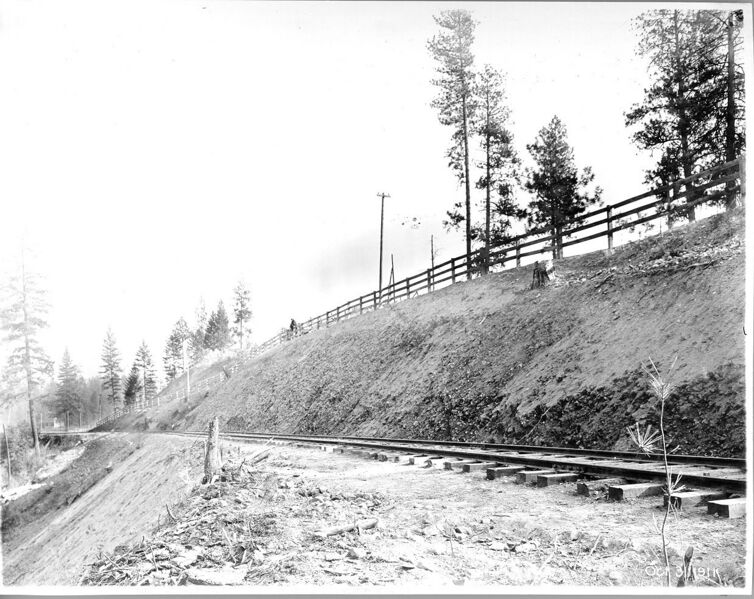 File:1911-10-31-bbrr-032-rr-along-road-grade.jpg