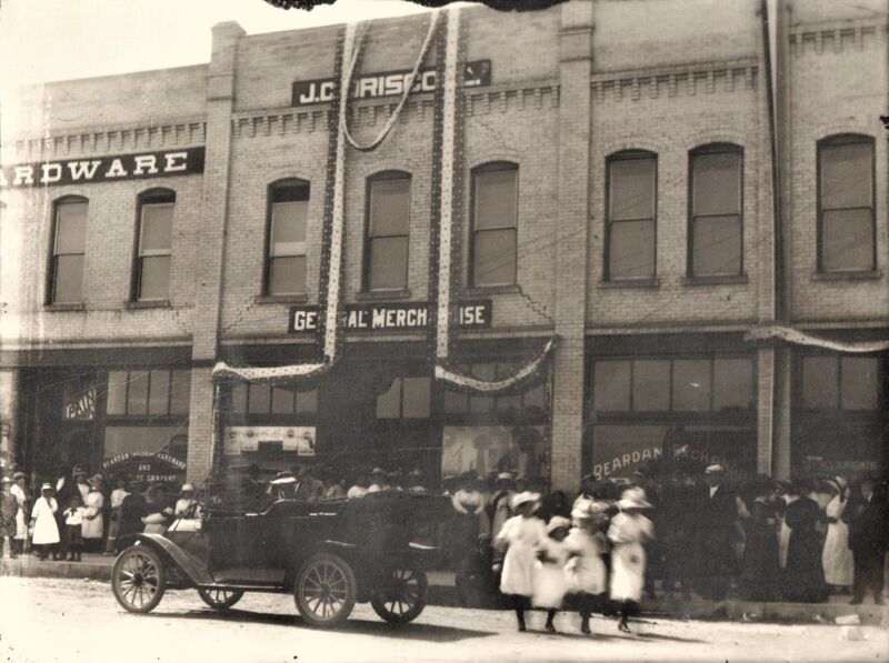 File:1918-rml-0135a-driscolls-hardware-reardan-exchange-bank-stevenson-block-broadway-mule-day-1600.jpg