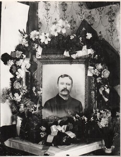 File:0000-rml-0234-unknown-man-in-picture-with-wreaths.jpg
