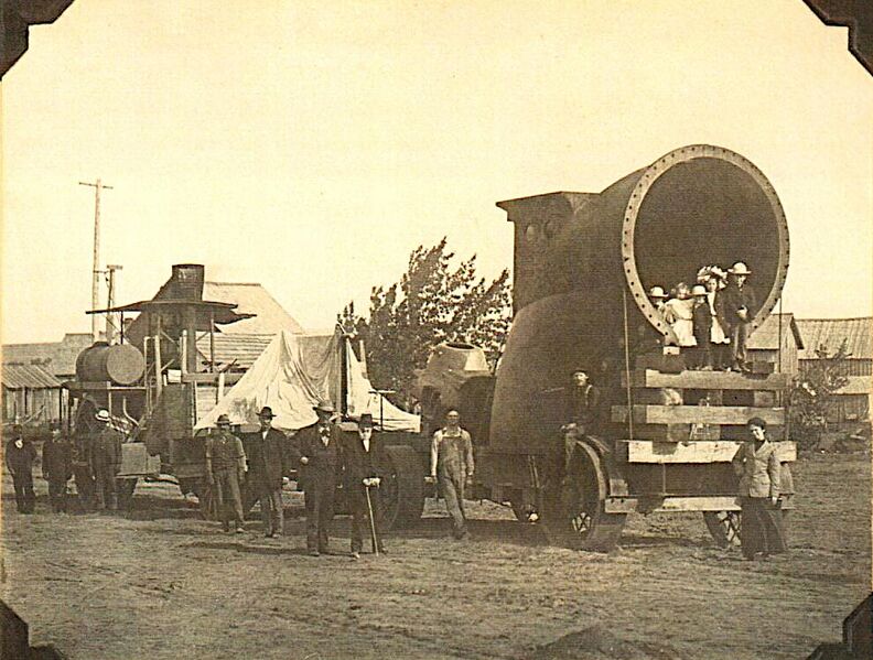 File:0000-clayton-005a-penstock-in-transit-steam-engine.jpg