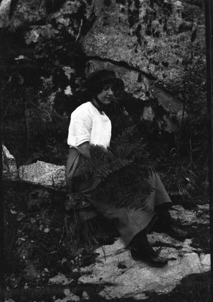 File:1905-1915-otto-0265-woman-on-rock-1600.jpg