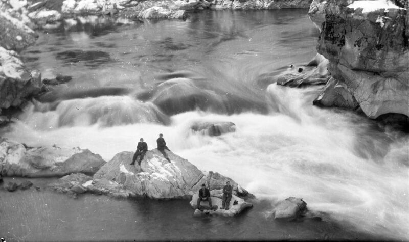File:1905-1915-otto-0193-four-boys-on-rocks-in-river-1600.jpg