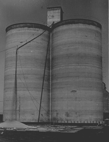 File:1953-08-01-grain-pile-1600.jpg