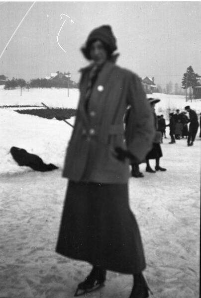 File:1905-1915-otto-0042-woman-skating-spokane-1600.jpg