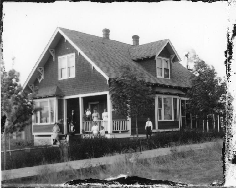 File:1905-1920-cap-046-early-craftsman-house-family-1600.jpg
