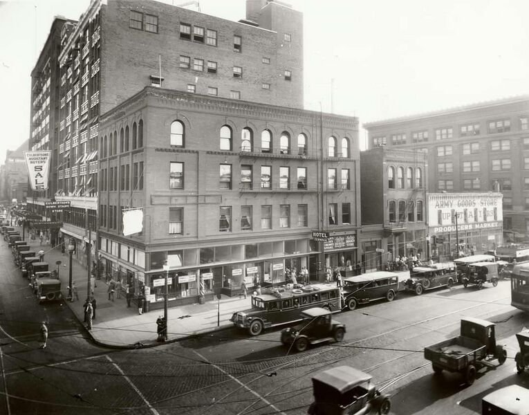 File:1920-1930-fb-0013-buses-along-front-street-at-howard-spokane.jpg