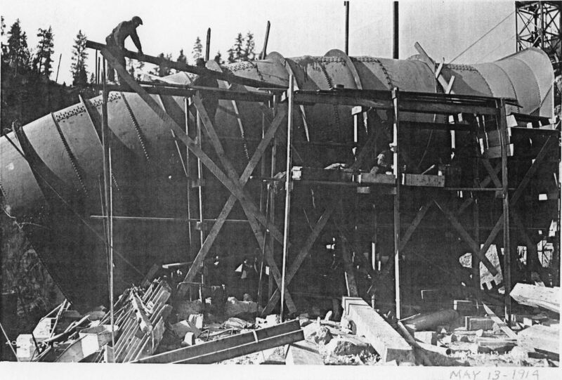 File:1914-05-13-llt-0091-penstock-at-top-of-dam-1600.jpg