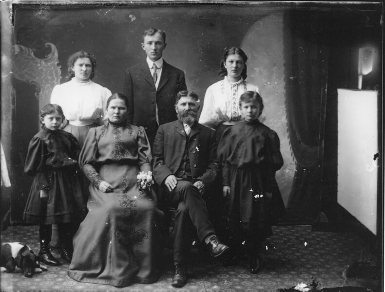 File:1907-cap-061-alexander-and-nathalia-boehme-family-1600.jpg