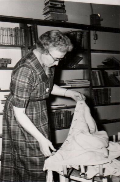 File:1961-beautification-107b-library-preparing-drapes.JPG
